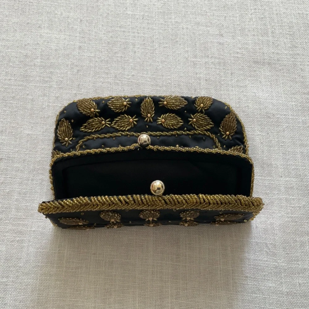 •Vintage  70s Handcrafted Black Silk Pineapple Shaped Beading Purse Clutch